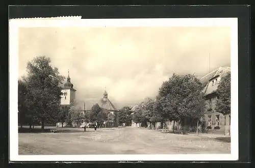 AK Lenesice, Strassenpartie mit Kirche