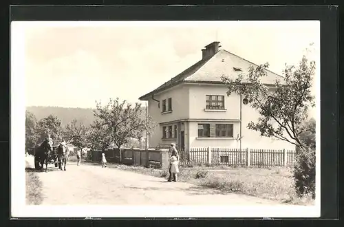 AK Destnice, Fuhrwerk passiert ein weisses Haus