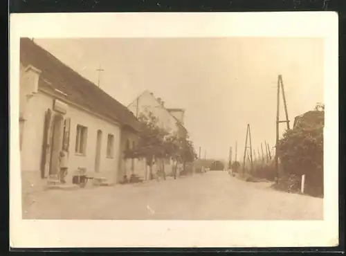 AK Trnovany u Zatce, Strassenpartie mit Blick zur Brücke