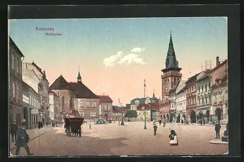 AK Komotau / Chomutov, Passanten auf dem Marktplatz