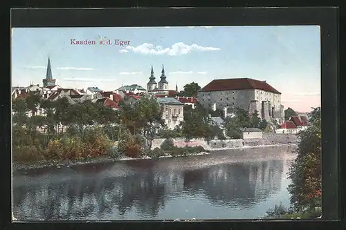 AK Kaaden /Eger, Flusspartie mit Blick in die Stadt