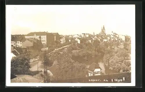 AK Laun / Louny, Panorama mit Fluss und Kirche