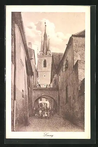 AK Laun / Louny, Strassenpartie mit Torbogen