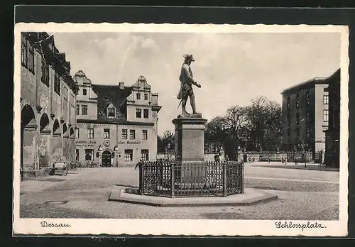 AK Dessau, Schlossplatz mit Denkmal und Gaststätte Zum alten Dessauer
