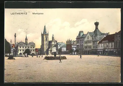 AK Leitmeritz / Litomerice, Marktplatz mit Kirche und Denkmal