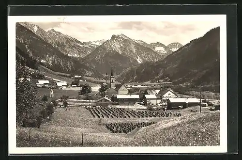 AK Hinterstein, Ortsansicht mit Kirche und Allgäuer Alpen
