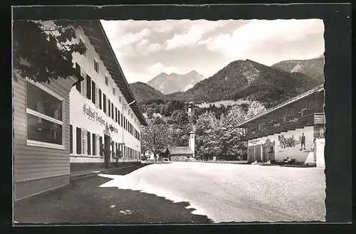 AK Jachenau, Gasthof und Pension Zur Jachenau, Strassenpartie, Blick zur Kirche