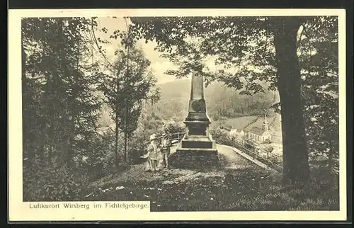 AK Wirsberg / Fichtelgebirge, Spaziergänger am Denkmal