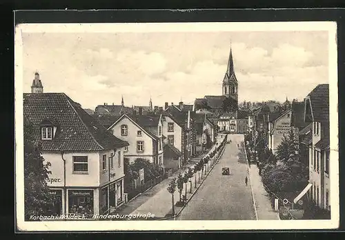 AK Korbach / Waldeck, Hindenburgstrasse mit Kirche im Hintergrund