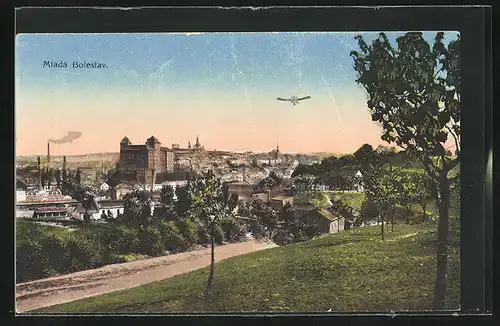 AK Jung Bunzlau / Mlada Boleslav, Flugzeug über der Stadt
