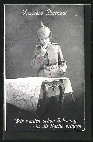 AK Fräulein Leutnant mit Pickelhaube und Landkarte