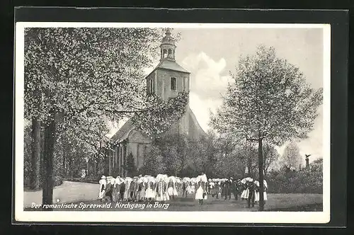 AK Burg / Spreewald, Menschen in Tracht beim Kirchgang