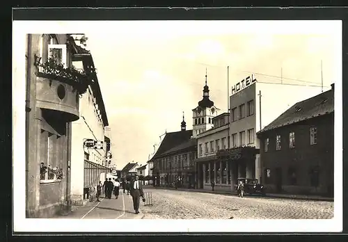AK Chlumec n. C., Strassenpartie mit Hotel