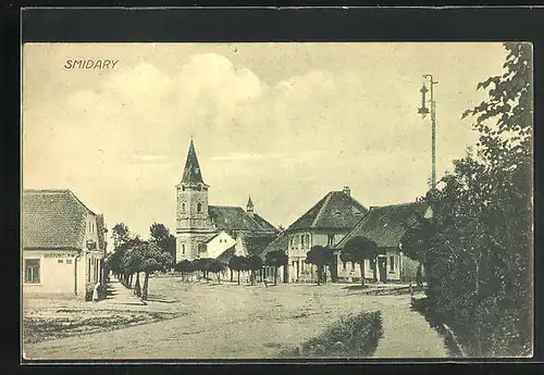 AK Smidary, Strassenpartie mit Kirche