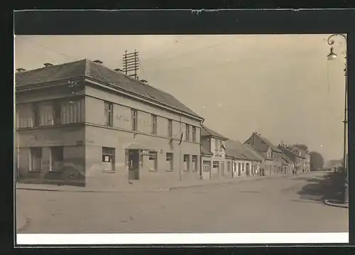 Foto-AK Nový Bydzov, Strassenpartie mit Hotel Hvezda