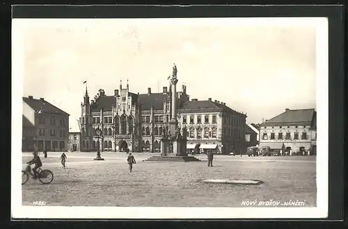AK Nový Bydzov, Namesti, Marktplatz mit Denkmal