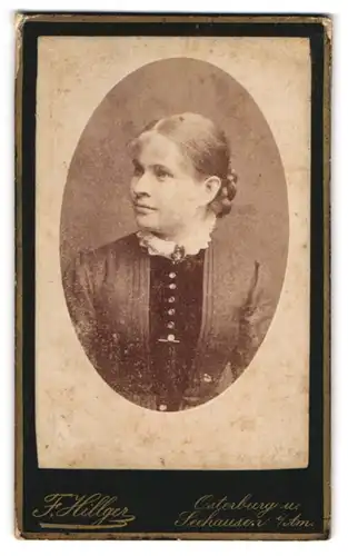 Fotografie F. Hillger, Osterburg, Brustportrait junge Dame im hübschen Kleid