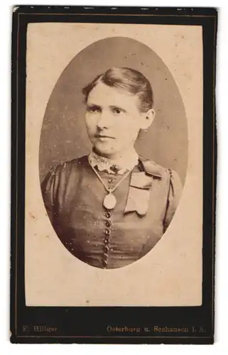 Fotografie F. Hillger, Osterburg, Brustportrait junge Dame mit Kragenbrosche und Amulett