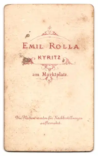 Fotografie Emil Rolla, Kyritz, Am Marktplatz, Portrait junge Dame im Kleid mit Medaillon