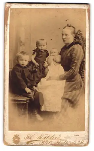 Fotografie Theodor Kähler, Kiel, Fleethörn 29, Portrait bürgerliche Dame mit zwei Kindern und Baby