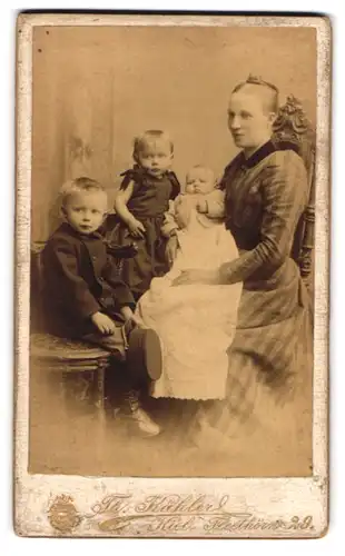 Fotografie Theodor Kähler, Kiel, Fleethörn 29, Portrait bürgerliche Dame mit zwei Kindern und Baby