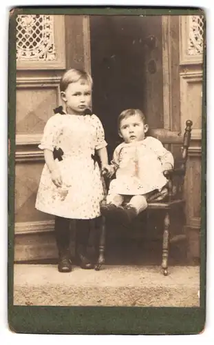 Fotografie W. Schmidt, Hamburg, Marienthalerstrasse, Portrait kleines Mädchen im Kleid und Kleinkind