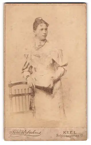 Fotografie Ferd. Urbahns, Kiel, Schlossgarten 17, Portrait junge Dame im Kleid mit Fächer