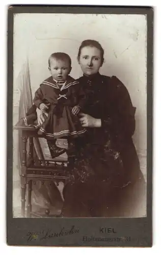 Fotografie W. Laukühn, Kiel, Holtenauerstrasse 31, Portrait bürgerliche Dame mit Kleinkind im Arm