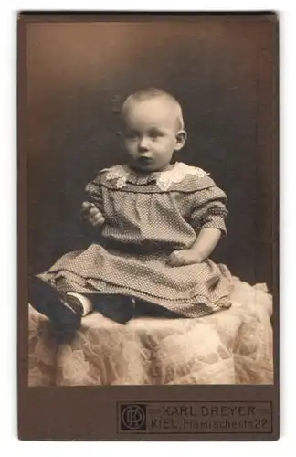 Fotografie Karl Dreyer, Kiel, Flämischestrasse 22, Portrait kleines Mädchen im hübschen Kleid