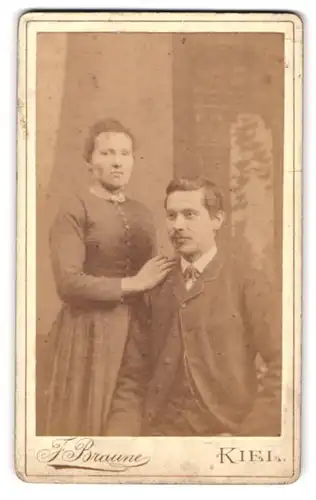 Fotografie F. Braune, Kiel, Fleethörn 29, Portrait junges Paar in modischer Kleidung