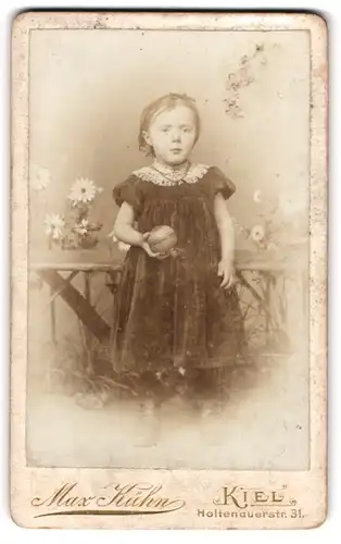 Fotografie Max Kühn, Kiel, Holtenauerstrasse 31, Portrait kleines Mädchen im Samtkleid mit Ball