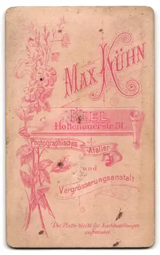 Fotografie Max Kühn, Kiel, Holtenauerstrasse 31, Portrait kleines Mädchen im Samtkleid mit Ball