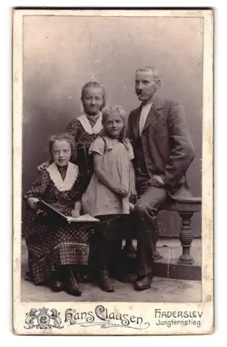 Fotografie Hans Clausen, Haderslev, Jungfernstieg, Portrait bürgerlicher Herr und drei Töchter mit Buch