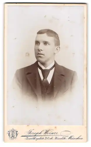 Fotografie Joseph Werner, München, Isartorplatz 2 Ecke Kanalstrasse, Portrait junger Herr im Anzug mit Krawatte