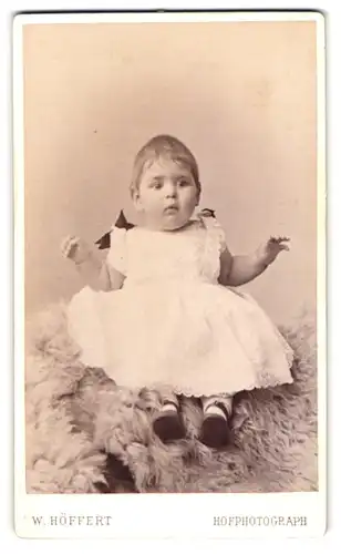 Fotografie W. Höffert, Hamburg, Jungfernstieg 12, Portrait kleines Mädchen im weissen Kleid