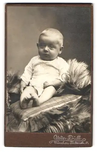 Fotografie Atelier Düll, München, Türkenstrasse 31, Portrait süsses Kleinkind im weissen Hemd