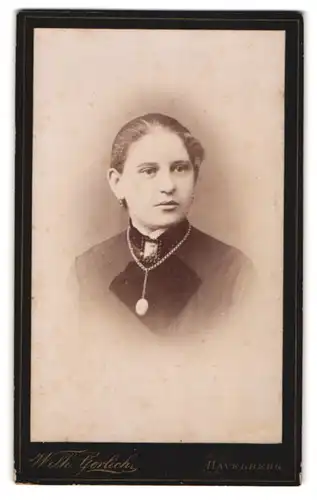 Fotografie Wilh. Gerlich, Havelberg, Chausseestrasse 4, Portrait junge Dame mit Kragenbrosche und Halskette