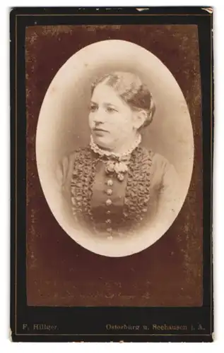 Fotografie F. Hillger, Osterburg, Brustportrait junge Dame in hübscher Kleidung