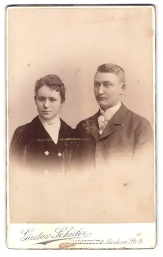 Fotografie Gustav Schüler, Magdeburg, Berlinerstrasse 9, Portrait junges Paar in modischer Kleidung