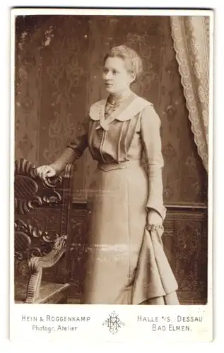 Fotografie Hein & Roggenkamp, Halle a /S., Gr. Ulrichstrasse 36, Portrait junge Dame im eleganten Kleid