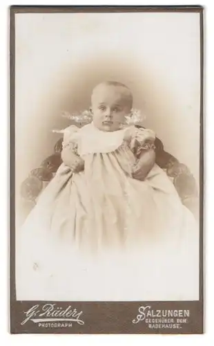 Fotografie G. Räder, Salzungen, Portrait süsses Kleinkind im Kleid