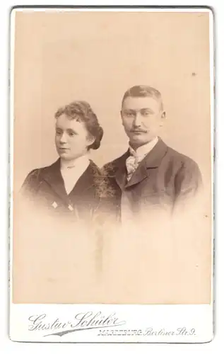 Fotografie Gustav Schüler, Magdeburg, Berlinerstrasse 9, Portrait junges Paar in modischer Kleidung