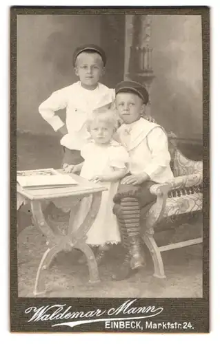 Fotografie Waldemar Mann, Einbeck, Marktstrasse 24, Portrait kleines Mädchen und zwei Jungen in modischer Kleidung