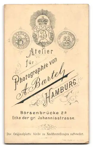 Fotografie A. Bartel, Hamburg, Börsenbrücke 2a Ecke der gr. Johannisstr., Portrait halbwüchsiger Knabe im Matrosenhemd