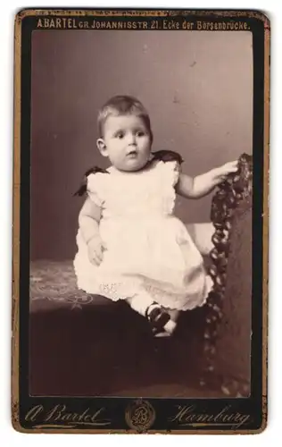 Fotografie A. Bartel, Hamburg, Grosse Johannisstrasse 21, Portrait kleines Mädchen im weissen Kleid