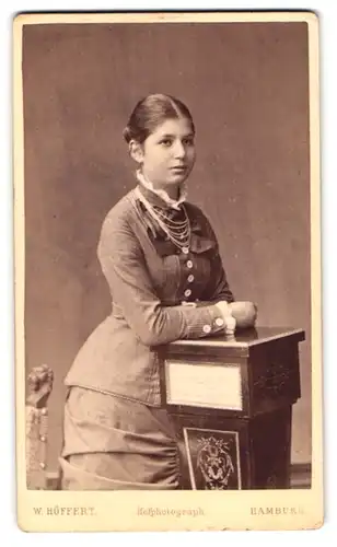 Fotografie W. Höffert, Dresden, See-Strasse 10, Portrait junge Dame in zeitgenössischer Kleidung