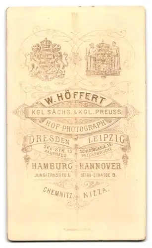 Fotografie W. Höffert, Dresden, See-Strasse 10, Portrait junge Dame in zeitgenössischer Kleidung