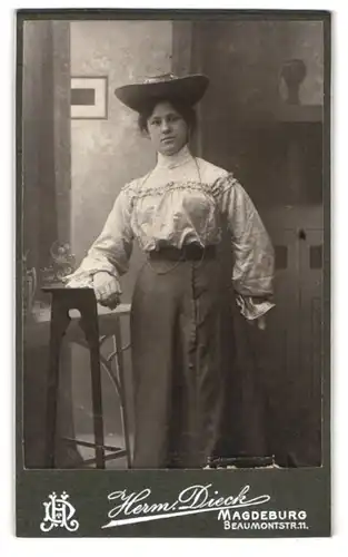 Fotografie Herm. Dieck, Magdeburg, Beaumontstrasse 11, Portrait junge Dame in hübscher Bluse und Rock