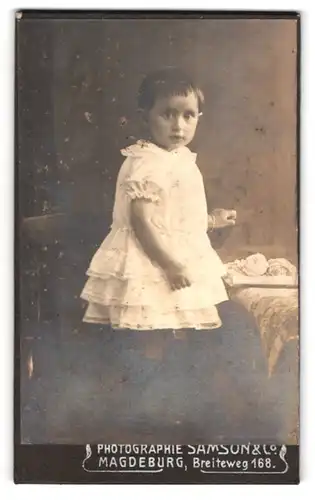 Fotografie Samson & Co., Magdeburg, Breiteweg 168, Portrait kleines Mädchen im hübschen Kleid