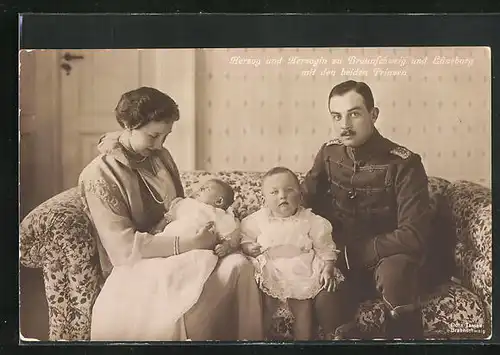 AK Herzog Ernst August und Herzogin zu Braunschweig und Lüneburg mit den beiden Prinzen